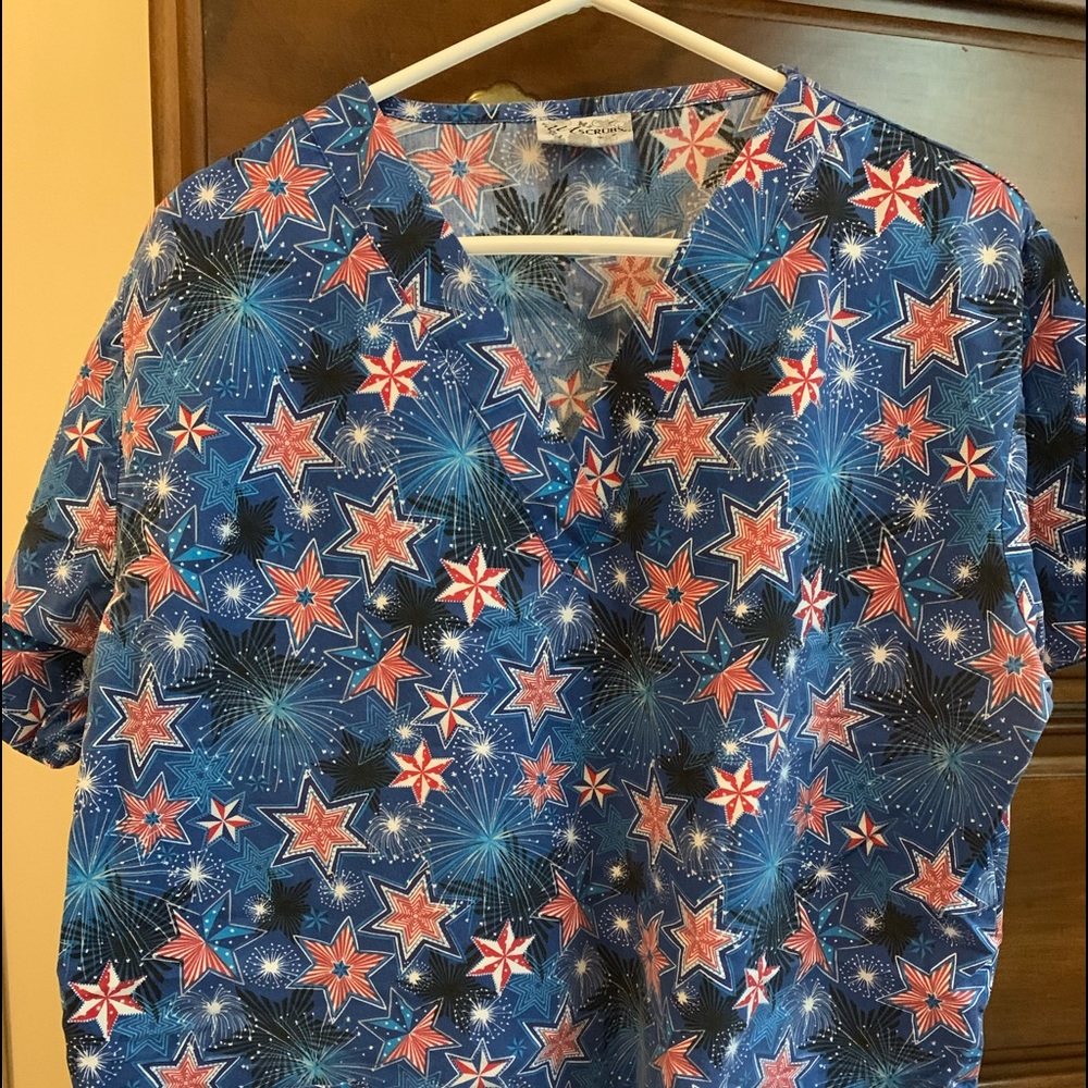 Size large scrub top